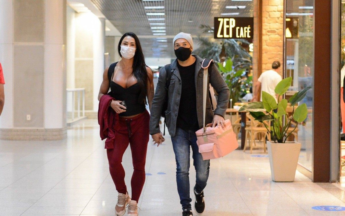 Gracyanne Barbosa e Belo embarcam de m&atilde;os dadas no Aeroporto Santos Dumont, no Rio