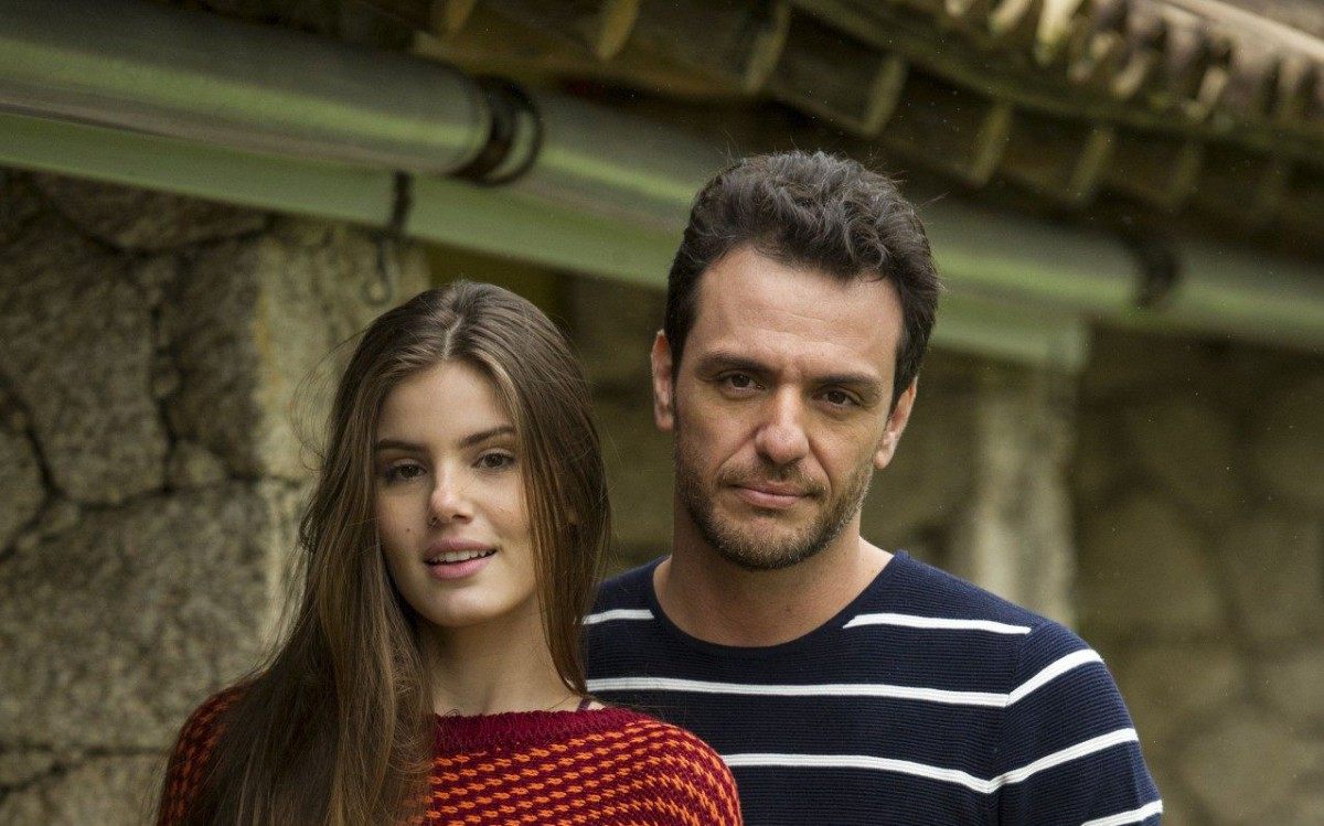 Alex (Rodrigo Lombardi) e Angel/ Arlete (Camila Queiroz)