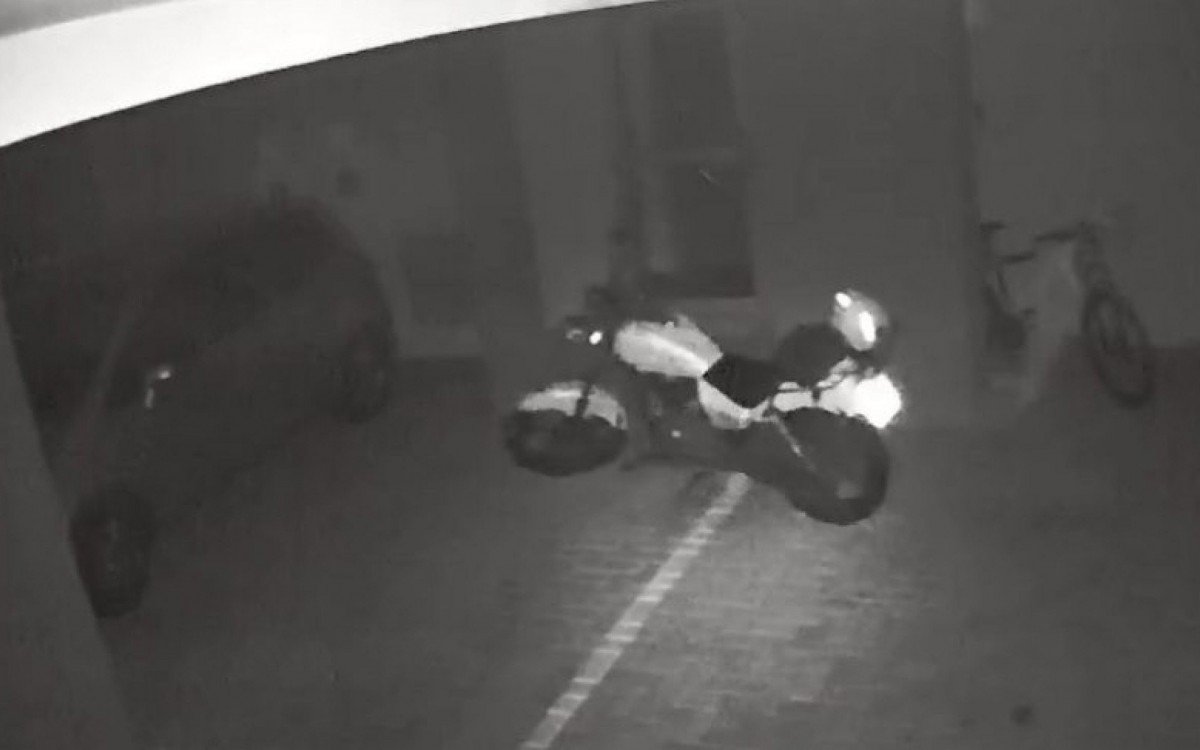 Motoqueiro fantasma?: moto 'liga sozinha' e sai em direção à pista; assista  ao vídeo