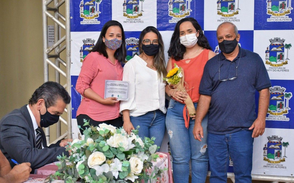 Fam&iacute;lia da professora Neinha foi homenageada