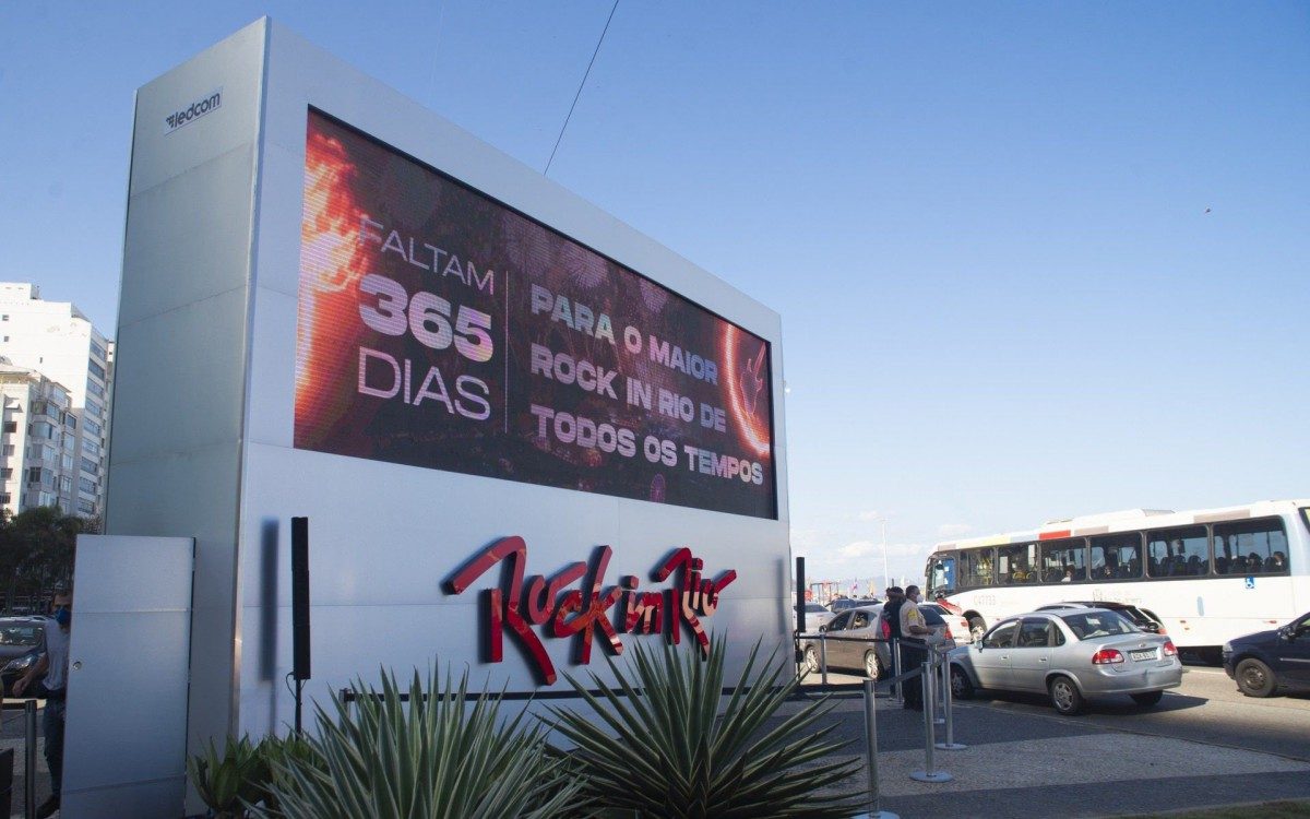 Rock in Rio inaugura rel&oacute;gio com contagem regressiva para o festival na Praia de Copacabana