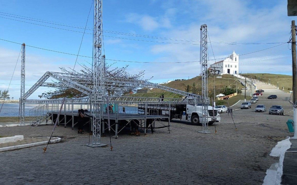 Estrutura sendo montada na Praça do Coração - Divulgação