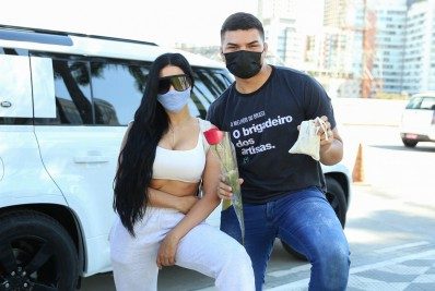 Simpáticas, Simone e Simaria fazem a alegria dos fãs em aeroporto