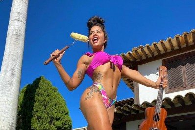 Aline Riscado mostra as curvas em foto em homenagem ao Dia dos Bailarinos 