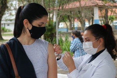 Quatis realiza drive-thru de vacinação para adolescentes com comorbidades