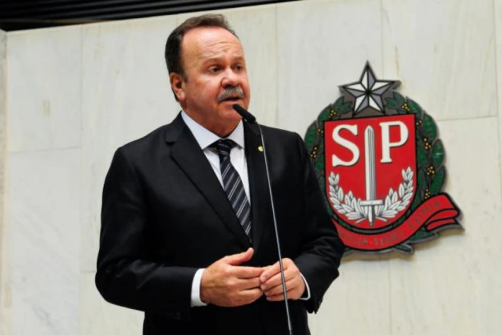 Ex-vereador é condenado a multa de R$ 228 mil por contratar gráfica da mulher