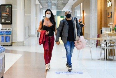 De mãos dadas, Belo e Gracyanne Barbosa embarcam em aeroporto do Rio