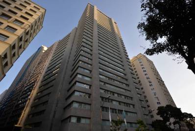 Com mandato, mas correndo o risco de nadar... e morrer na praia