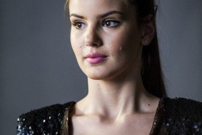 Após saída conturbada de 'Verdades Secretas 2', Camila Queiroz recebe apoio de amigos famosos