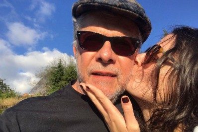 José Mayer se derrete com beijo de filha