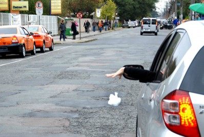 Vereadores de São Gonçalo aprovam multa para quem joga lixo no chão