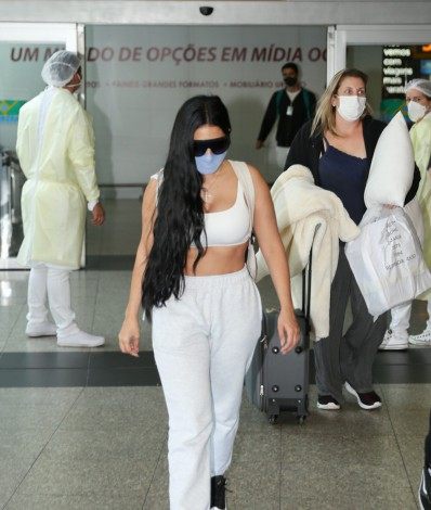 Simone e Simaria desembarcam no Aeroporto de Congonhas, em São Paulo, e fazem a alegria dos fãs que as esperavam no local - Ag. News