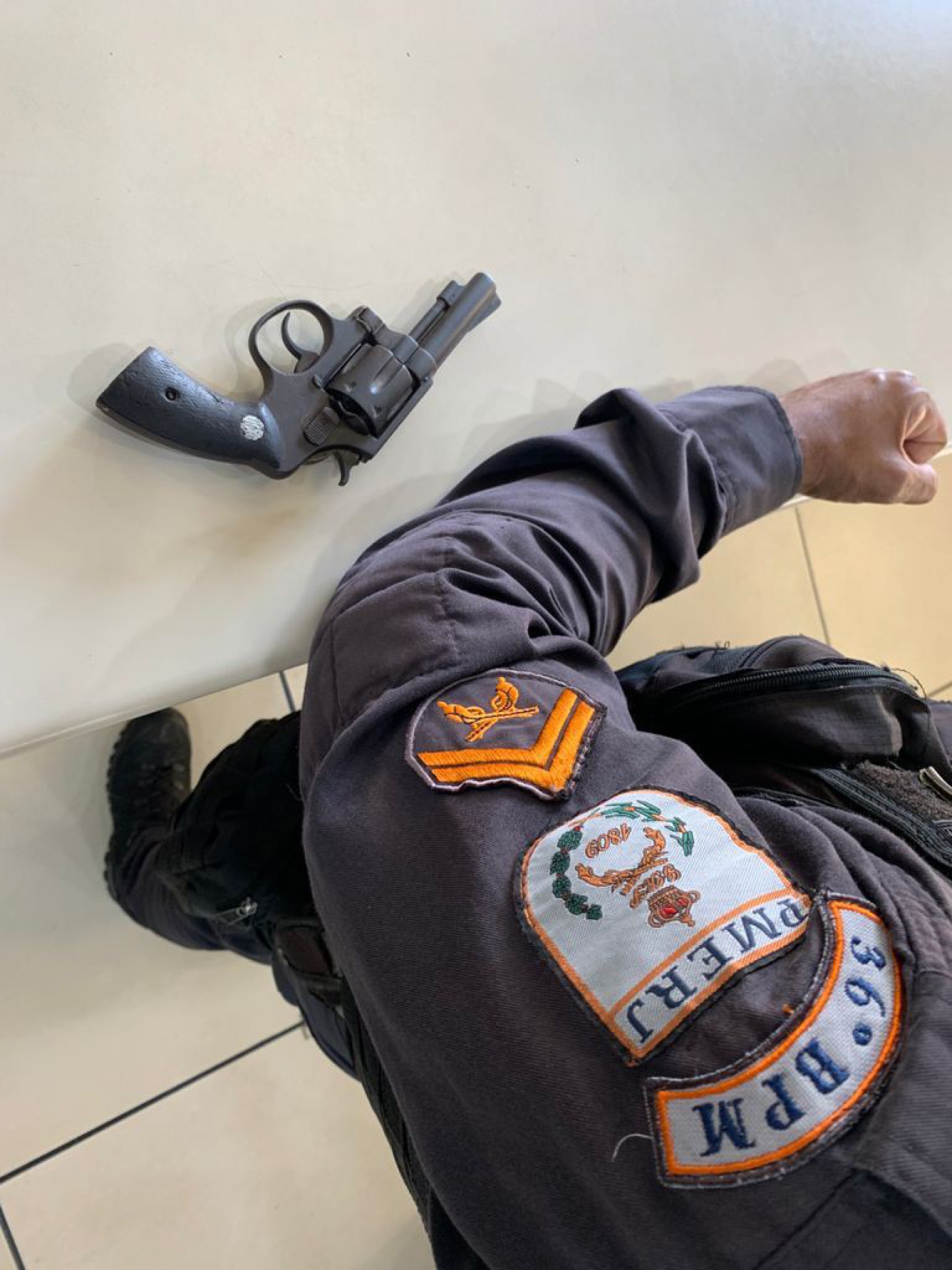 Miracema: 36° BPM apreende arma de fogo durante cumprimento de mandado judicial em residência