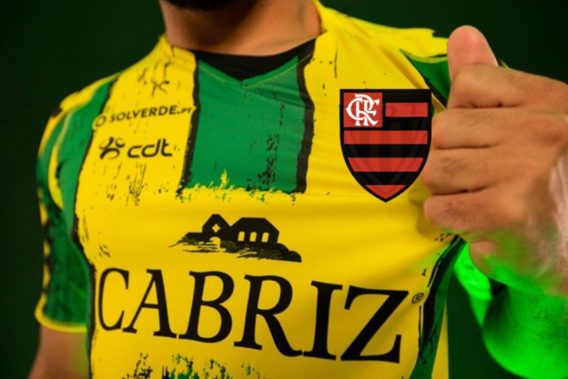 Camisa feita por torcedores do "Fla Tondela" - Reprodu&ccedil;&atilde;o Internet