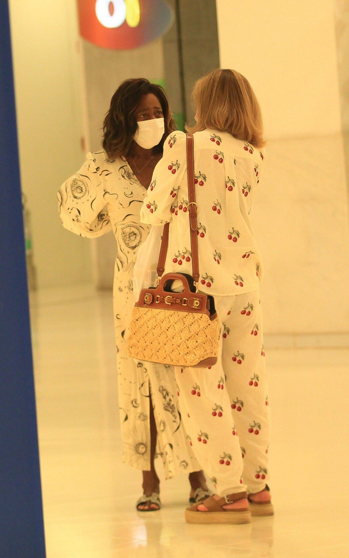 Gl&oacute;ria Maria tem dia de compras com as filhas em shopping do Rio