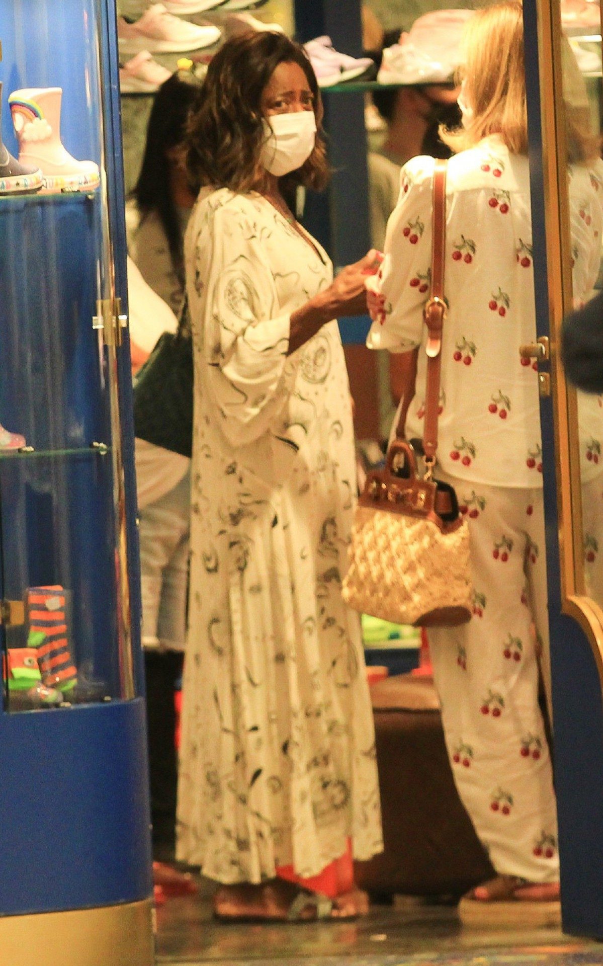 Gl&oacute;ria Maria tem dia de compras com as filhas em shopping do Rio