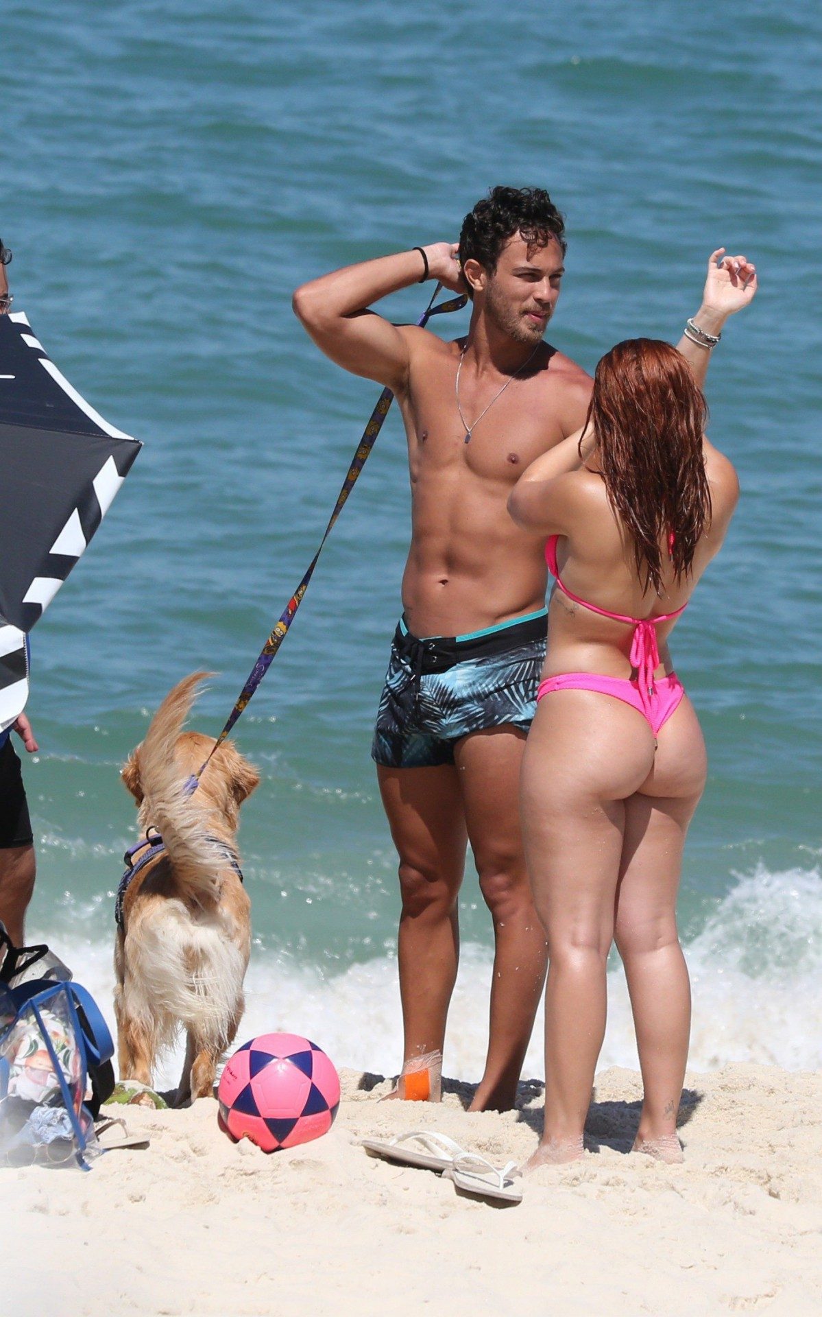 Larissa Manoela curte dia de praia na Barra da Tijuca, na Zona Oeste do Rio, nesta sexta-feira