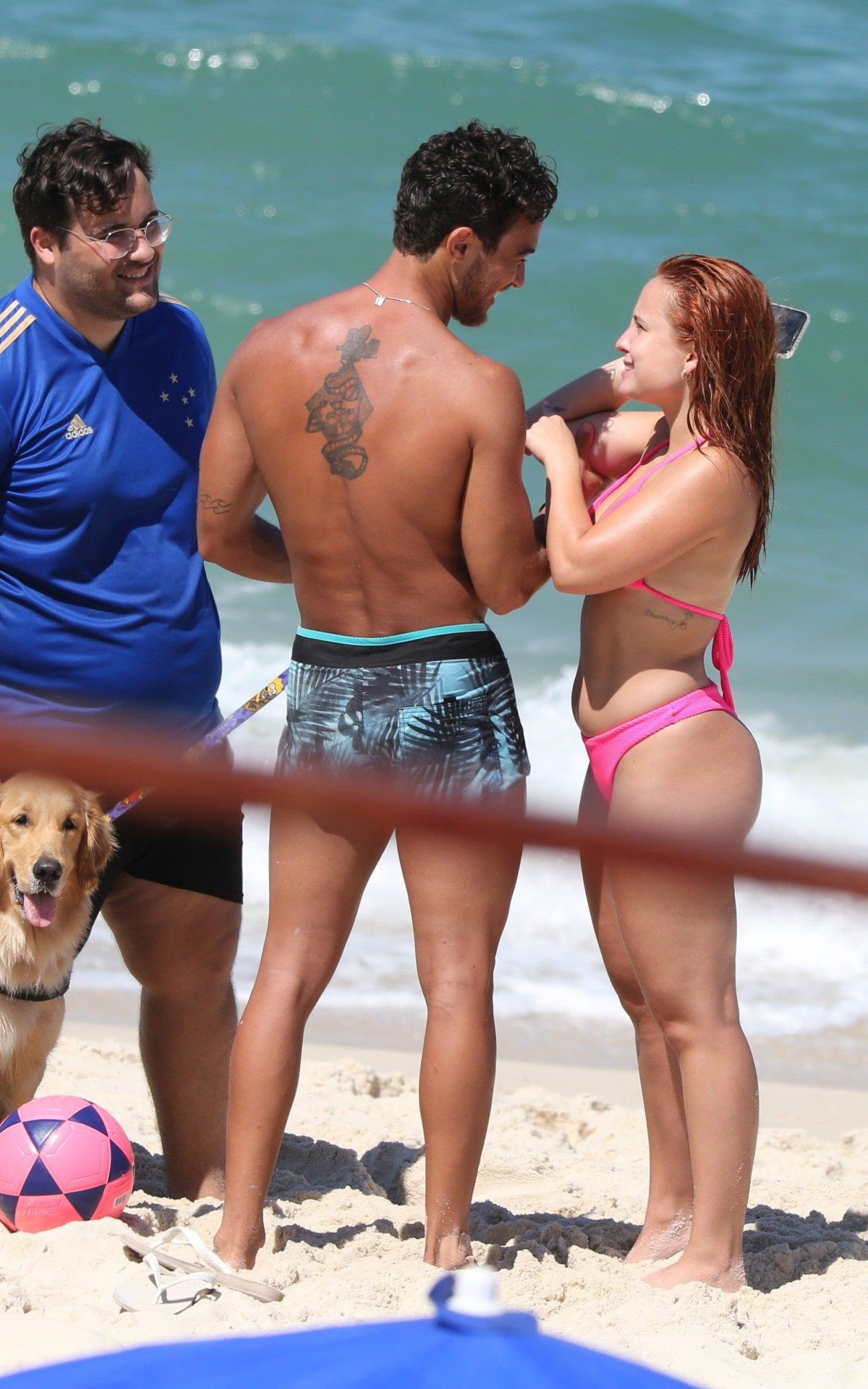 Larissa Manoela curte dia de praia na Barra da Tijuca, na Zona Oeste do Rio, nesta sexta-feira