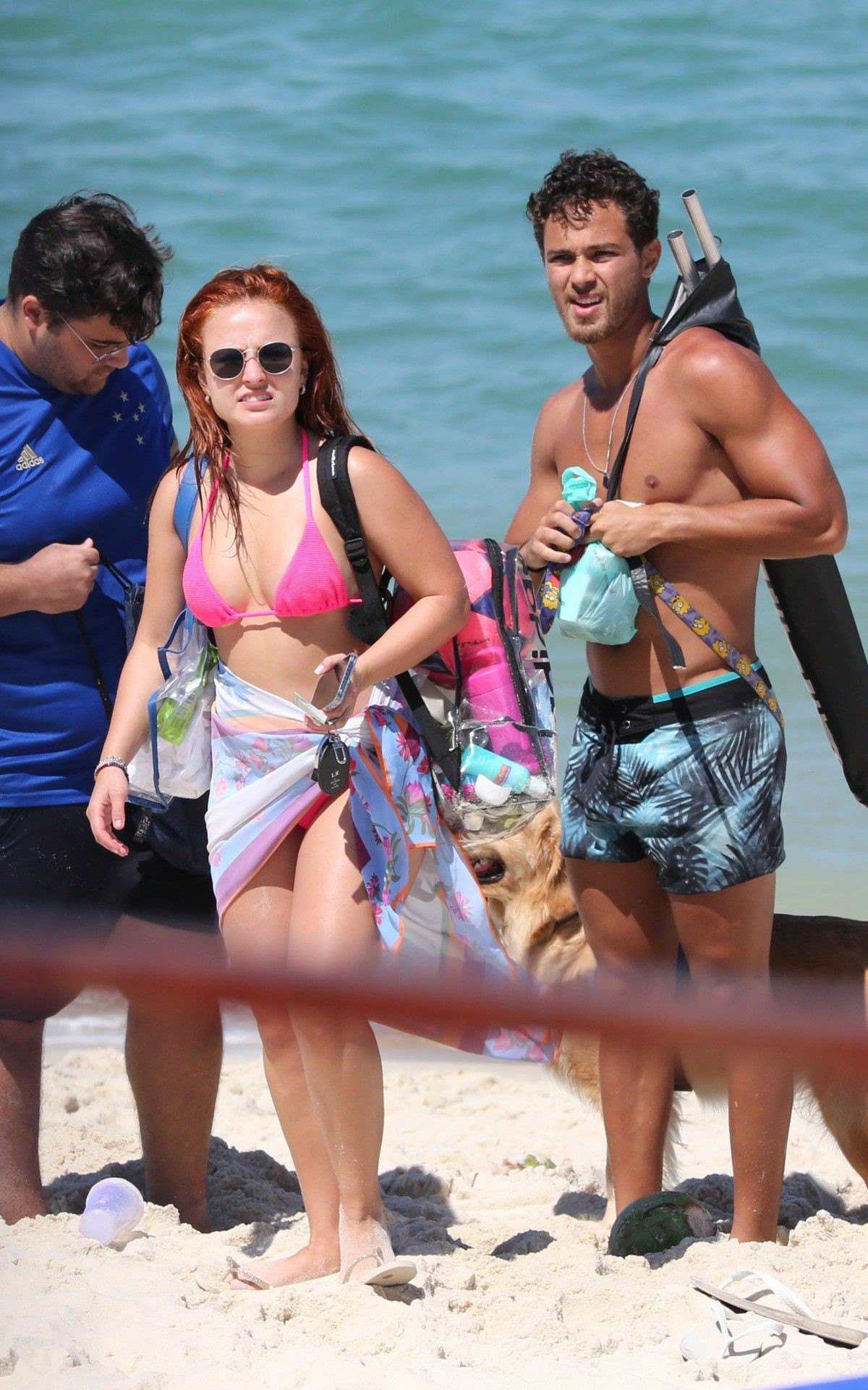 Larissa Manoela curte dia de praia na Barra da Tijuca, na Zona Oeste do Rio, nesta sexta-feira