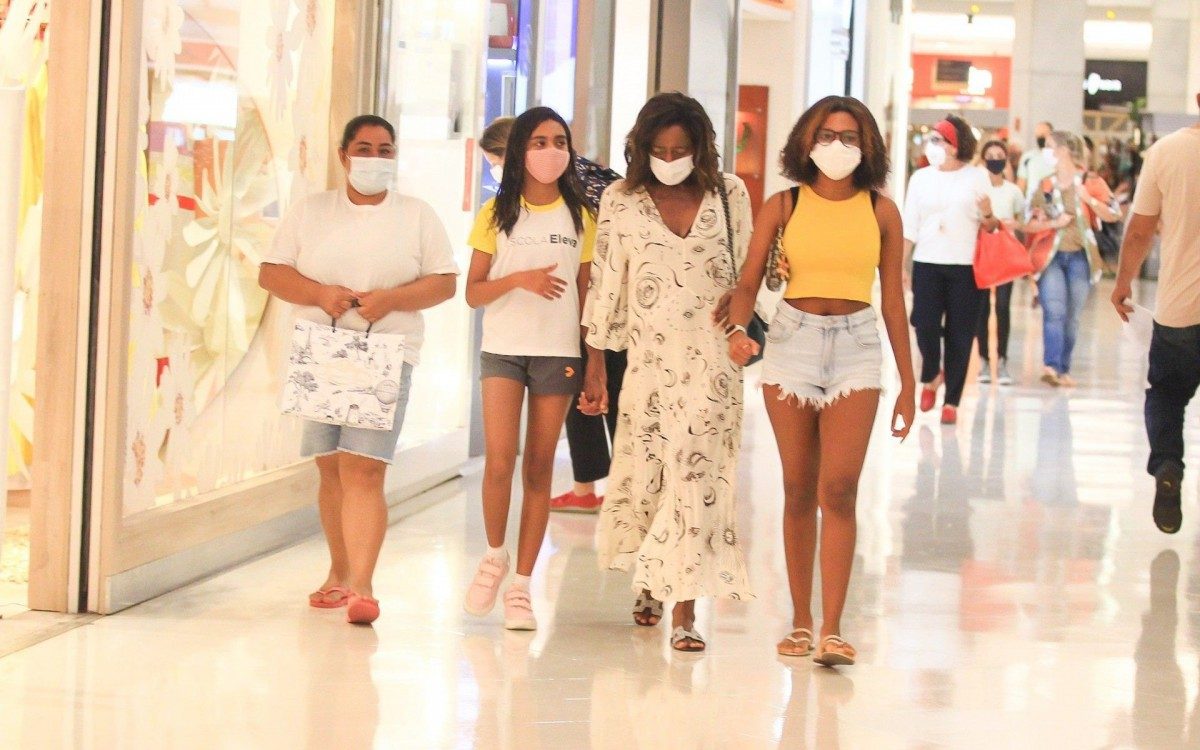Gl&oacute;ria Maria tem dia de compras com as filhas em shopping do Rio