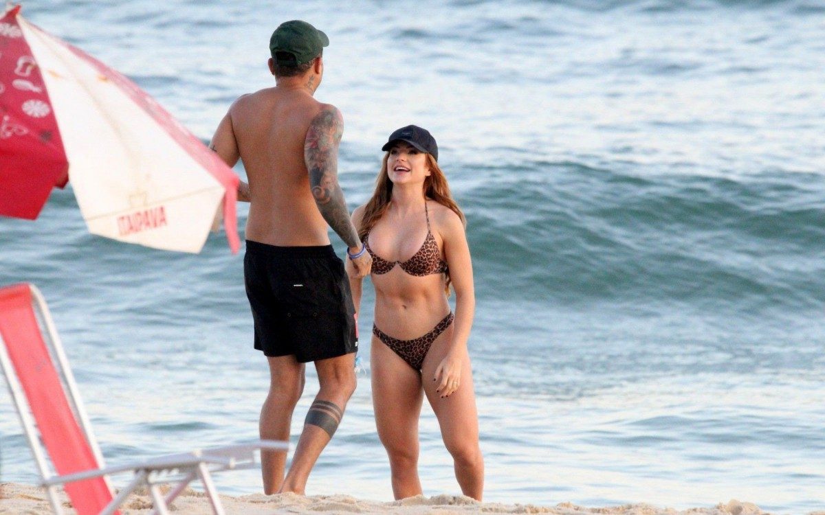Ex-BBB Gabi Martins e Tierry curtem dia de praia em Ipanema, na Zona Sul do Rio, na tarde desta sexta-feira