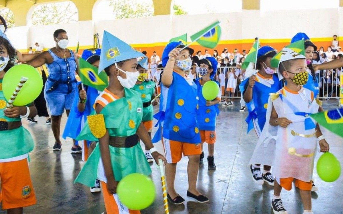 Alunos das escolas municipais evolu&iacute;ram durante o ato c&iacute;vico realizado em homenagem &agrave; Semana da P&aacute;tria