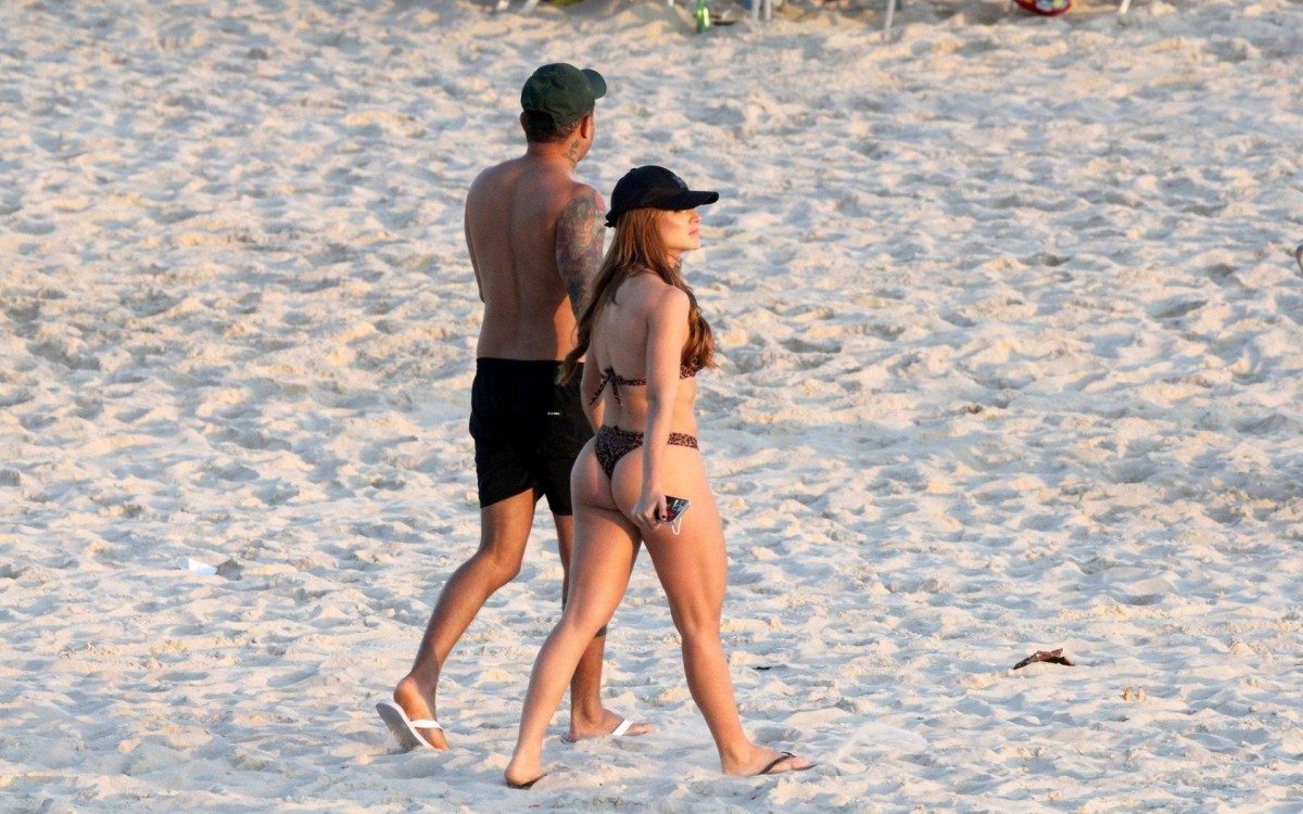Ex-BBB Gabi Martins e Tierry curtem dia de praia em Ipanema, na Zona Sul do Rio, na tarde desta sexta-feira