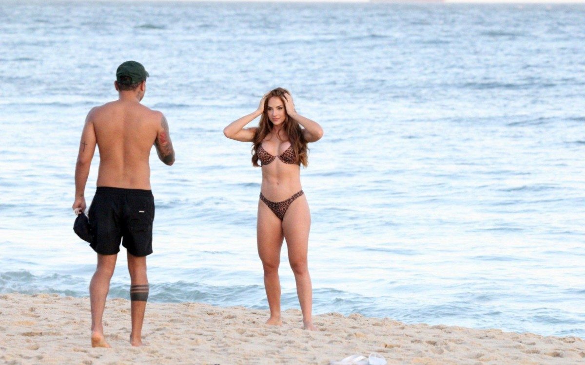 Ex-BBB Gabi Martins e Tierry curtem dia de praia em Ipanema, na Zona Sul do Rio, na tarde desta sexta-feira