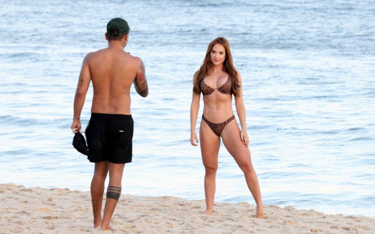 Ex-BBB Gabi Martins e Tierry curtem dia de praia em Ipanema, na Zona Sul do Rio, na tarde desta sexta-feira