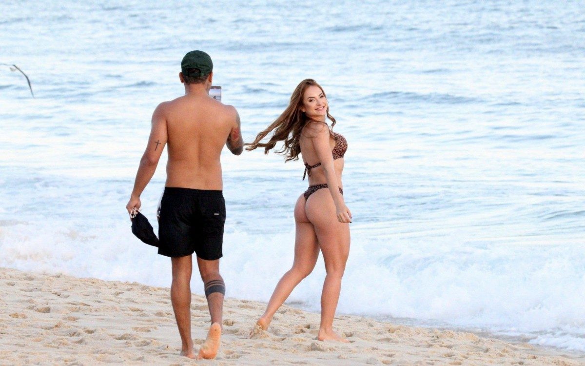 Ex-BBB Gabi Martins e Tierry curtem dia de praia em Ipanema, na Zona Sul do Rio, na tarde desta sexta-feira