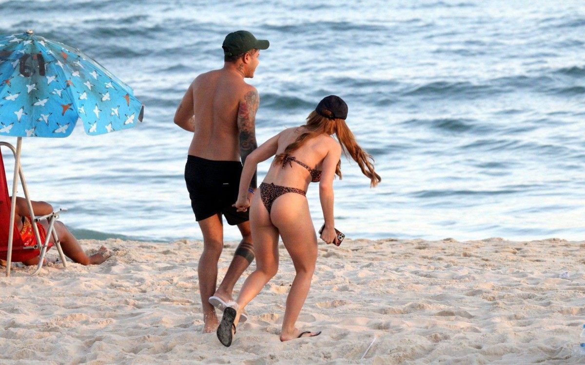 Ex-BBB Gabi Martins e Tierry curtem dia de praia em Ipanema, na Zona Sul do Rio, na tarde desta sexta-feira