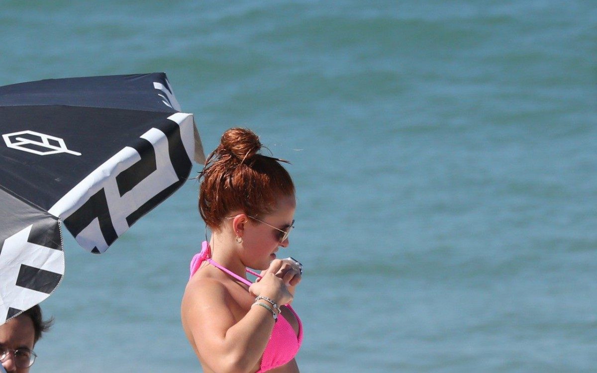 Larissa Manoela curte dia de praia na Barra da Tijuca, na Zona Oeste do Rio, nesta sexta-feira