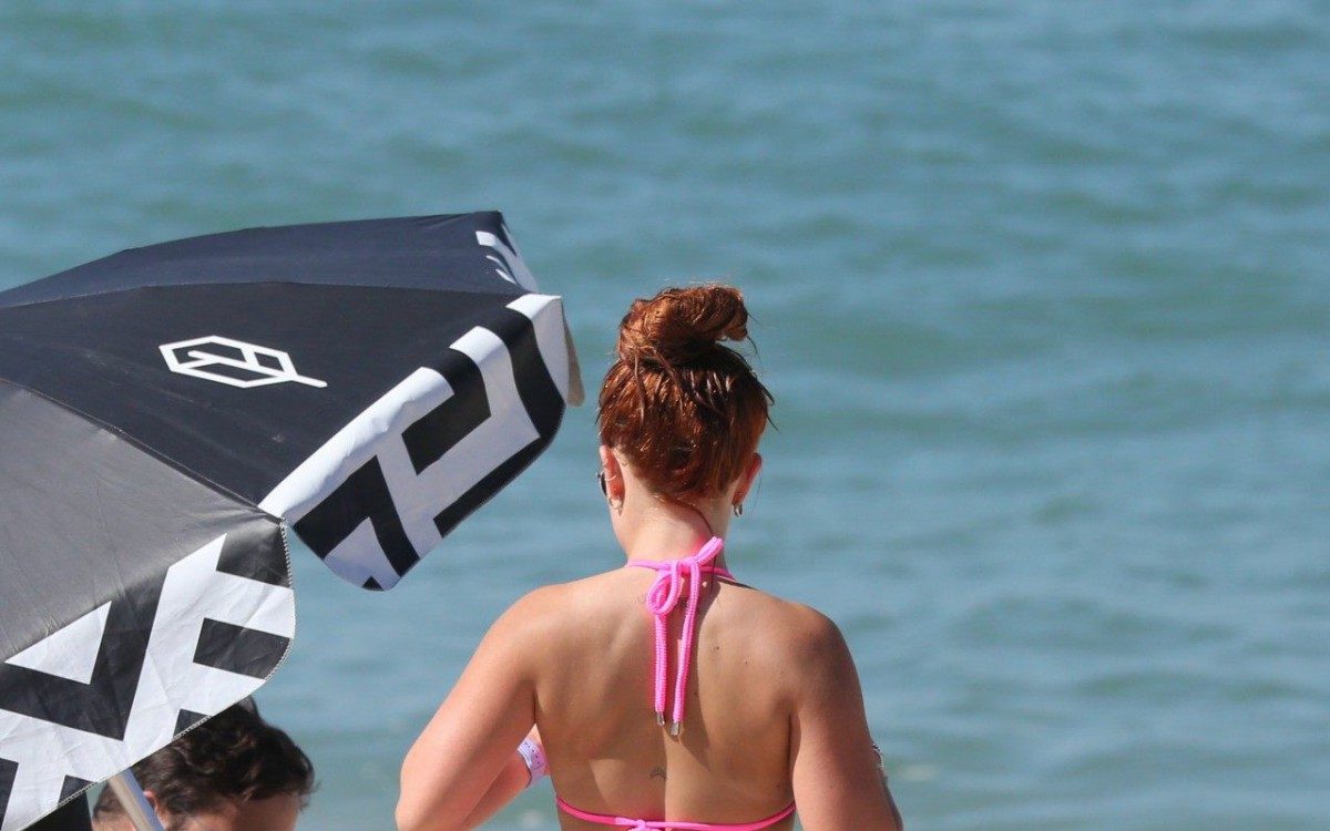 Larissa Manoela curte dia de praia na Barra da Tijuca, na Zona Oeste do Rio, nesta sexta-feira