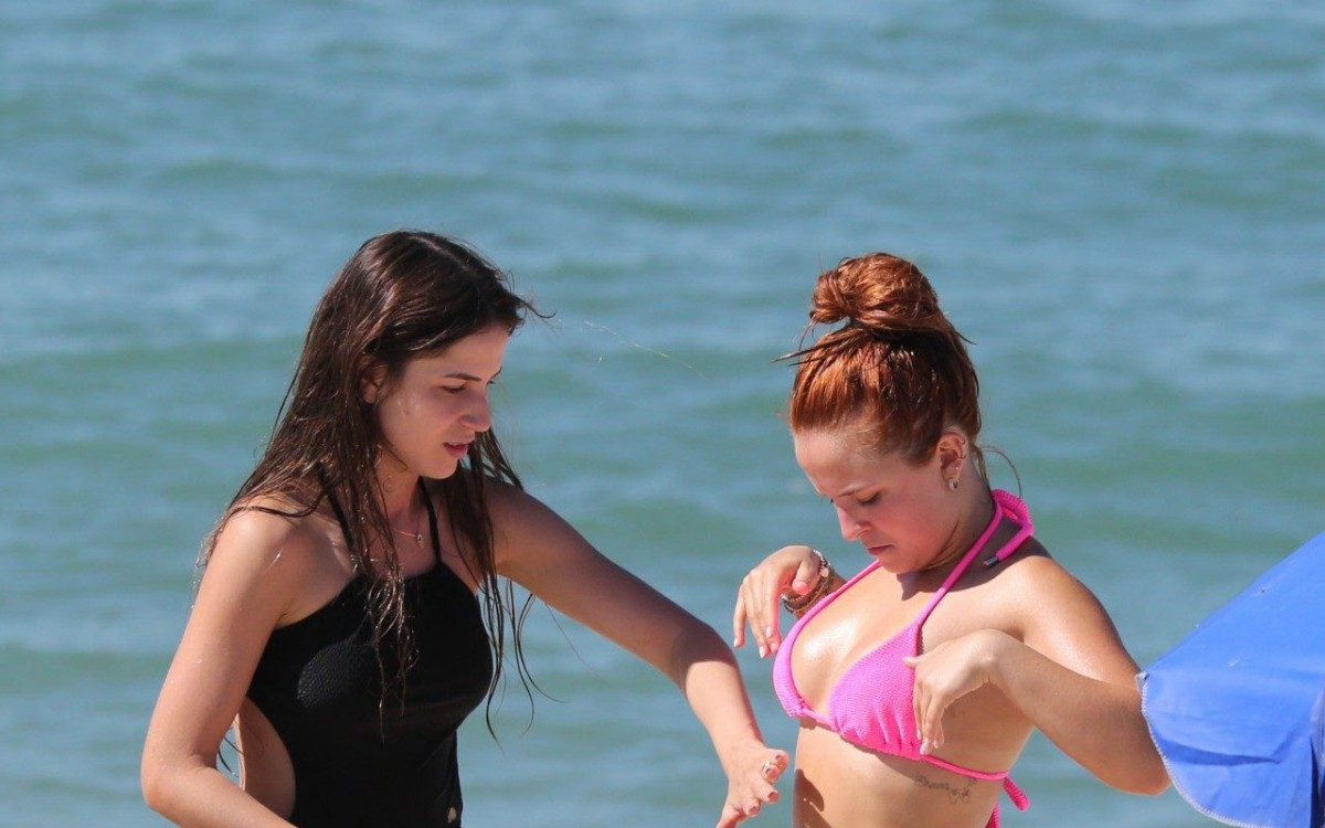 Larissa Manoela curte dia de praia na Barra da Tijuca, na Zona Oeste do Rio, nesta sexta-feira