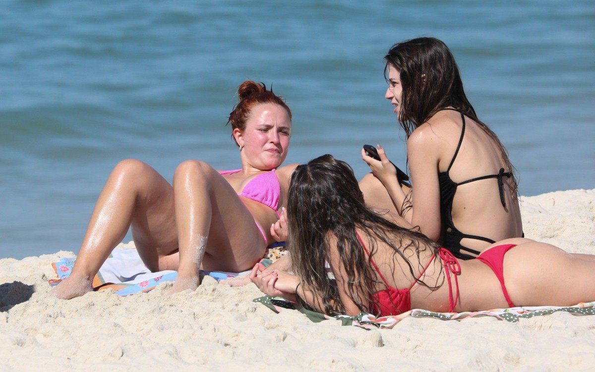 Larissa Manoela curte dia de praia na Barra da Tijuca, na Zona Oeste do Rio, nesta sexta-feira