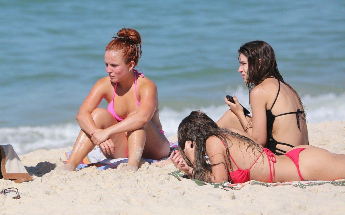 Larissa Manoela curte dia de praia na Barra da Tijuca, na Zona Oeste do Rio, nesta sexta-feira
