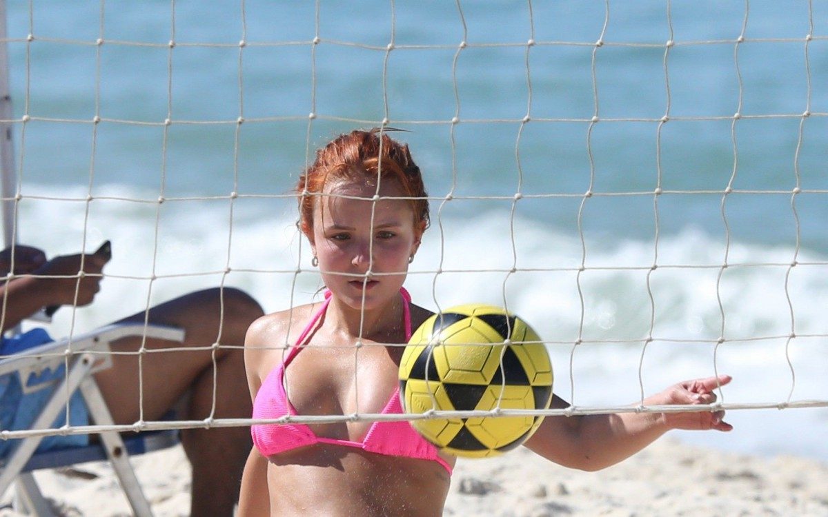 Larissa Manoela curte dia de praia na Barra da Tijuca, na Zona Oeste do Rio, nesta sexta-feira