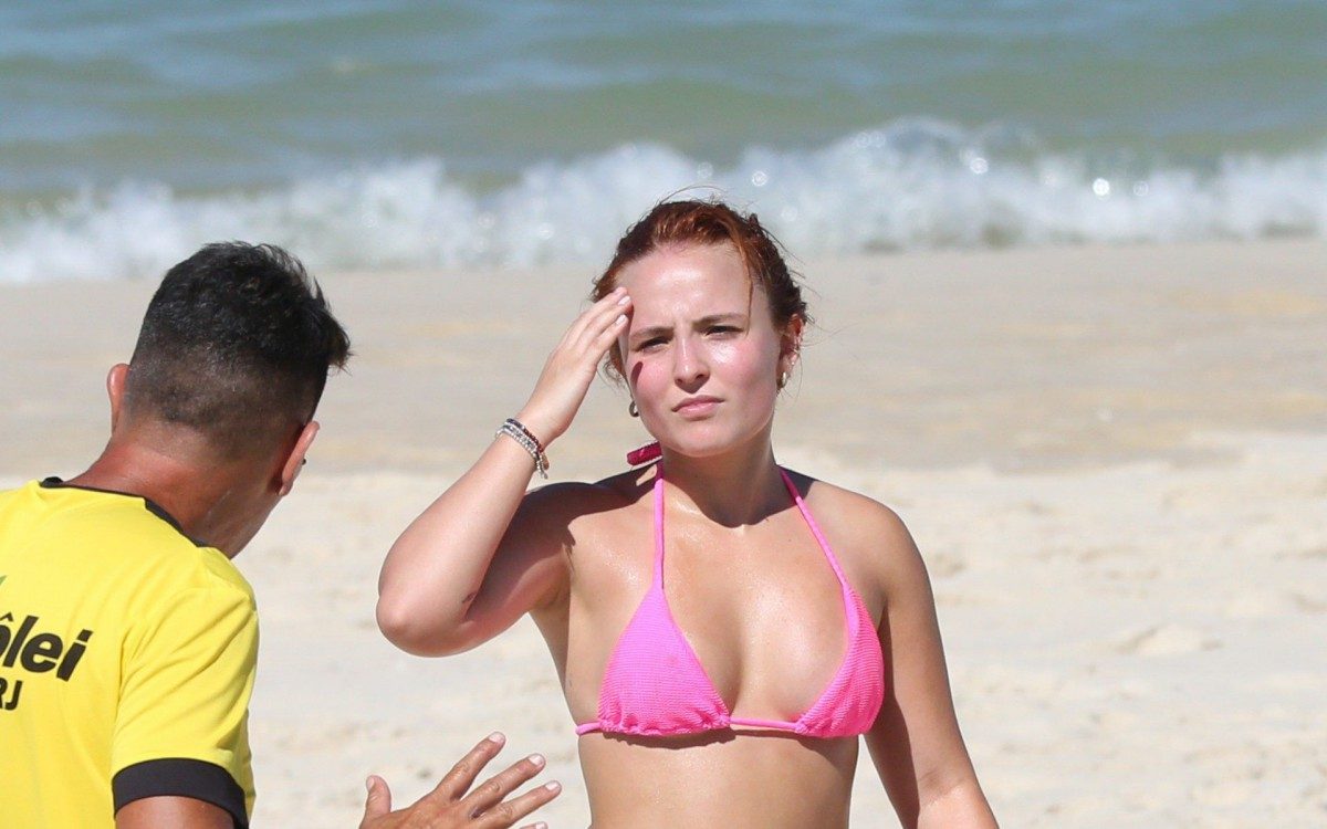 Larissa Manoela curte dia de praia na Barra da Tijuca, na Zona Oeste do Rio, nesta sexta-feira