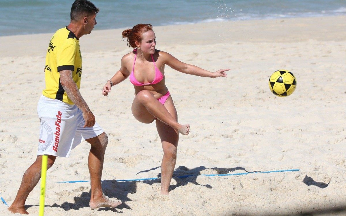 Larissa Manoela curte dia de praia na Barra da Tijuca, na Zona Oeste do Rio, nesta sexta-feira