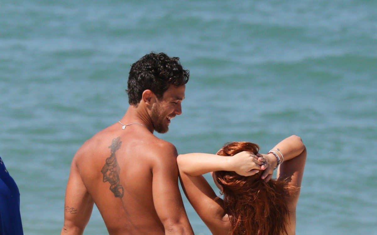 Larissa Manoela curte dia de praia na Barra da Tijuca, na Zona Oeste do Rio, nesta sexta-feira