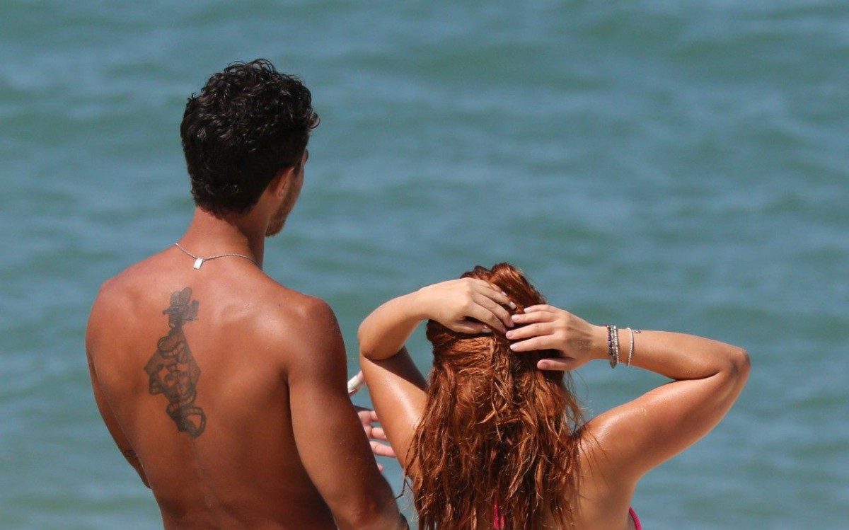 Larissa Manoela curte dia de praia na Barra da Tijuca, na Zona Oeste do Rio, nesta sexta-feira