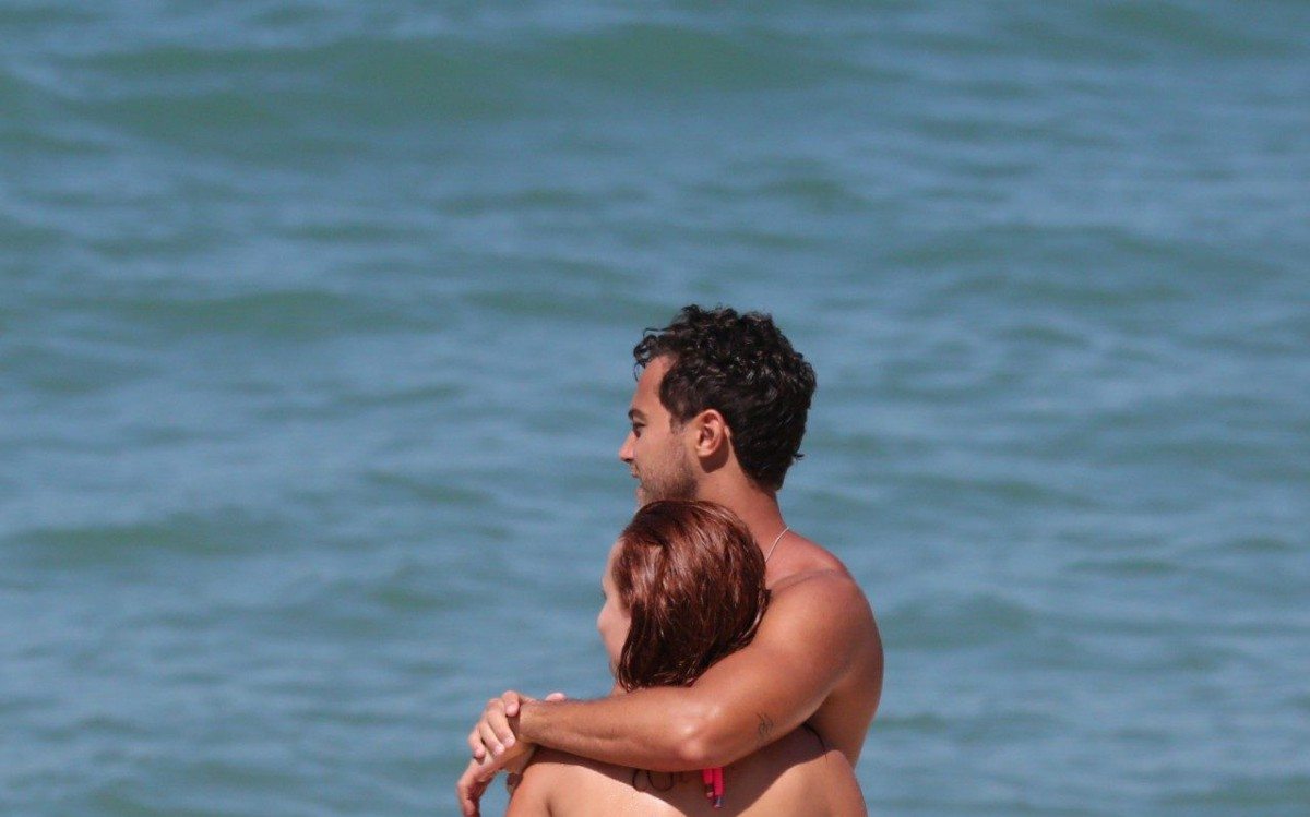 Larissa Manoela curte dia de praia na Barra da Tijuca, na Zona Oeste do Rio, nesta sexta-feira