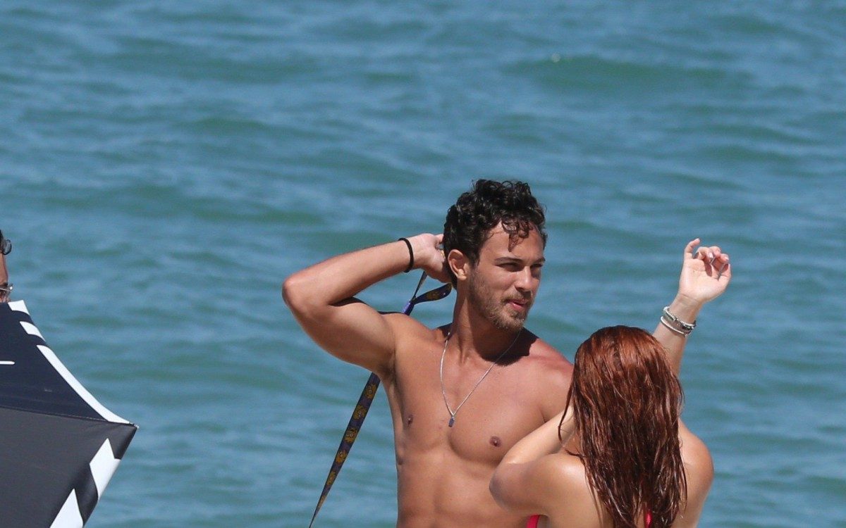 Larissa Manoela curte dia de praia na Barra da Tijuca, na Zona Oeste do Rio, nesta sexta-feira