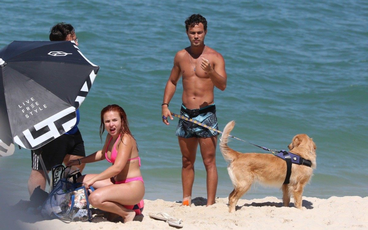 Larissa Manoela curte dia de praia na Barra da Tijuca, na Zona Oeste do Rio, nesta sexta-feira