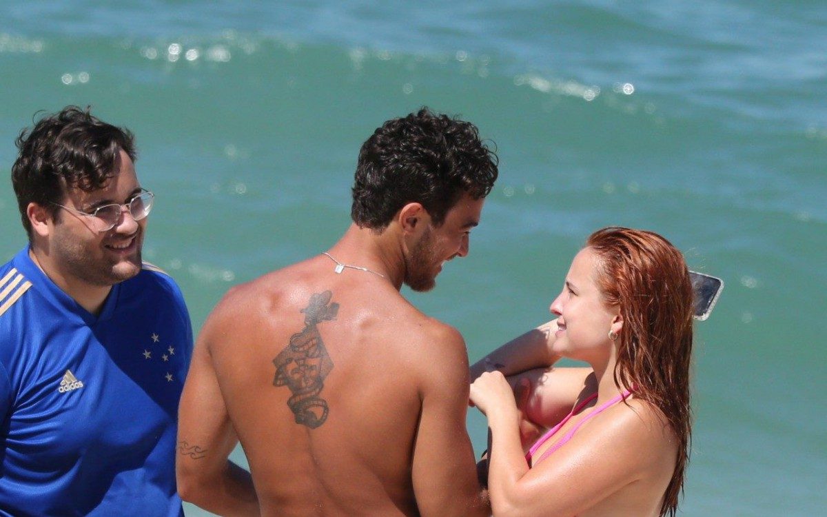 Larissa Manoela curte dia de praia na Barra da Tijuca, na Zona Oeste do Rio, nesta sexta-feira