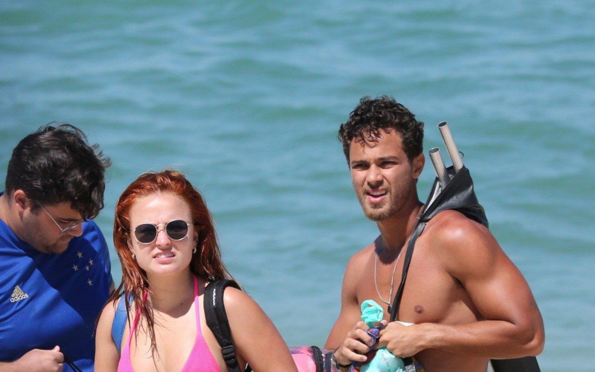 Larissa Manoela curte dia de praia na Barra da Tijuca, na Zona Oeste do Rio, nesta sexta-feira