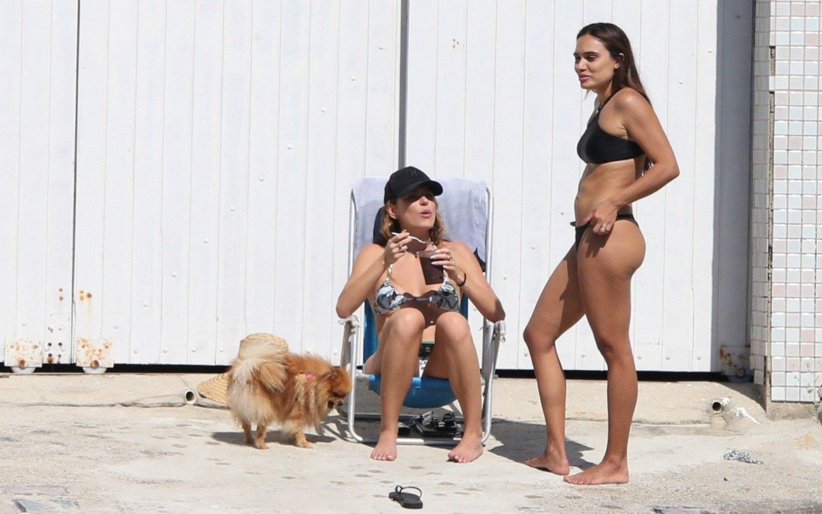 Mariana Goldfarb curte dia de sol na Praia da Barra da Tijuca, na Zona Oeste do Rio, nesta sexta-feira