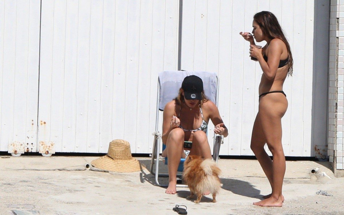 Mariana Goldfarb curte dia de sol na Praia da Barra da Tijuca, na Zona Oeste do Rio, nesta sexta-feira