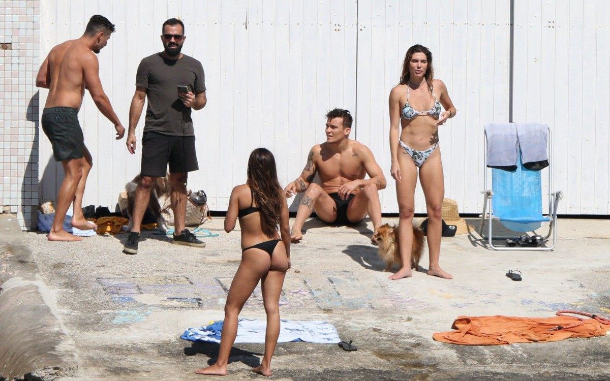 Mariana Goldfarb curte dia de sol na Praia da Barra da Tijuca, na Zona Oeste do Rio, nesta sexta-feira