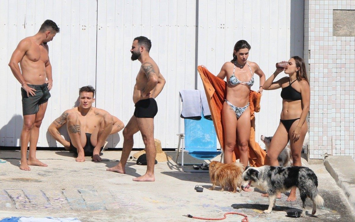 Mariana Goldfarb curte dia de sol na Praia da Barra da Tijuca, na Zona Oeste do Rio, nesta sexta-feira